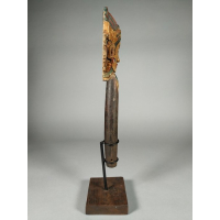 Votief masker uit Indonesië, gemonteerd op hardhouten sokkel